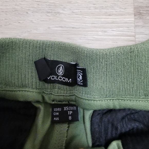 NWT Volcom short cargo shorts, rare, small - Picture 6 of 10